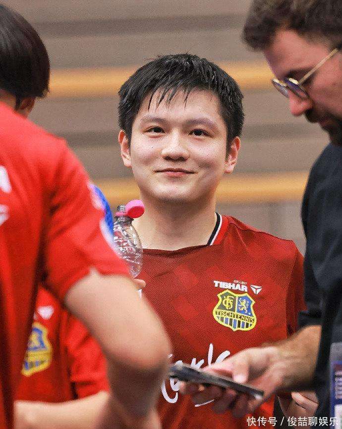 樊振东德国杯3-0胜利!多特蒙德教练寻求合影留念